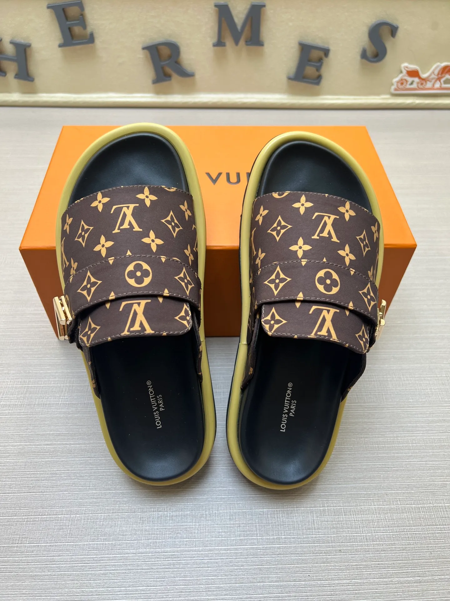 Factory price: 360💰【LOUIS VUITTON】Louis Vuitton, LV printing, men's and women's slippers are on the market, drawer box packaging with cloth bag, card, the upper pattern looks very soft and waxy, super versatile leg slimming artifact. Fabric: imported denim/canvas/old fabric, LV hardware LOGO, official website pattern printing, comfortable to wear, foot pads: high elastic men's shoes💰U water table. Sole: foam sole, heel height: about 5cm. Code number: 35-46, 35, 45, 46 are custom-made and non-returnable. Color: multiple colors and styles available.
